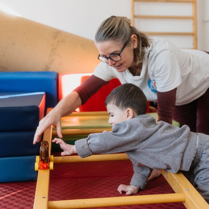 Großer Bewegungsraum für Kinderphysiotherapie